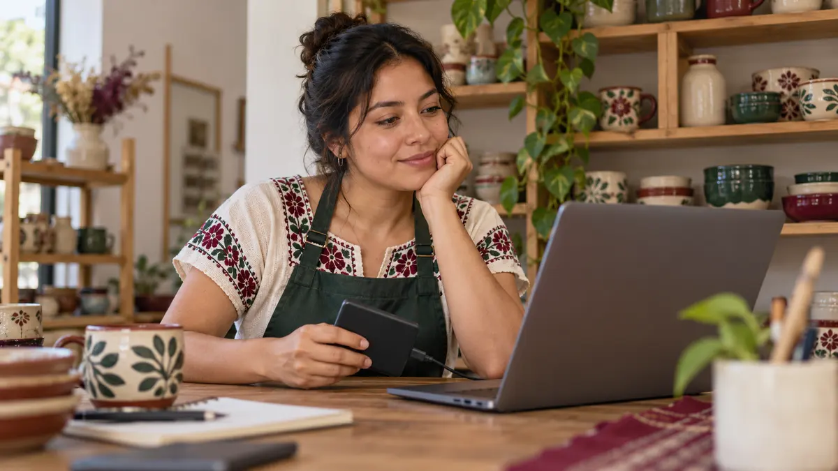 Persona emprendedora que organiza archivos digitales para preparar la facturación de su negocio.